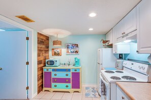Réfrigérateur, micro-ondes, plaque de cuisson, cafetière/bouilloire