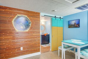 Dining - Steps to Sand: Panama City Beach Apartment! (Panama City Beach)