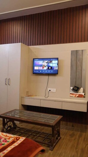 Deluxe Triple Room | Free WiFi - Satyam Dham (Vrindavan)