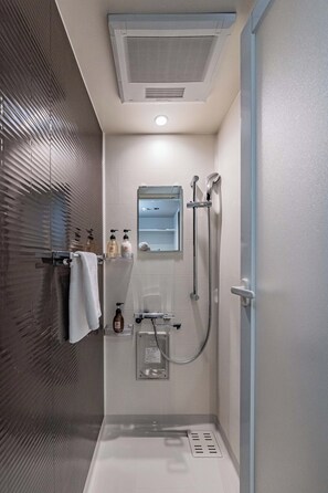 Dusche, kostenlose Toilettenartikel, Haartrockner, Handtücher