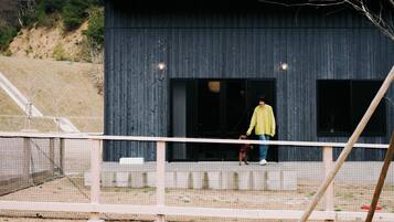 2 bedrooms, down duvets, laptop workspace, blackout curtains