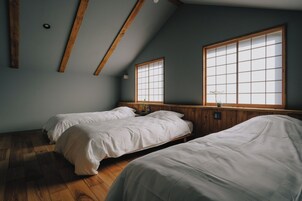2 habitaciones, cubrecamas y espacio para trabajar con laptop 