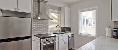 Kjøleskap, mikrobølgeovn, ovn og kokeplater