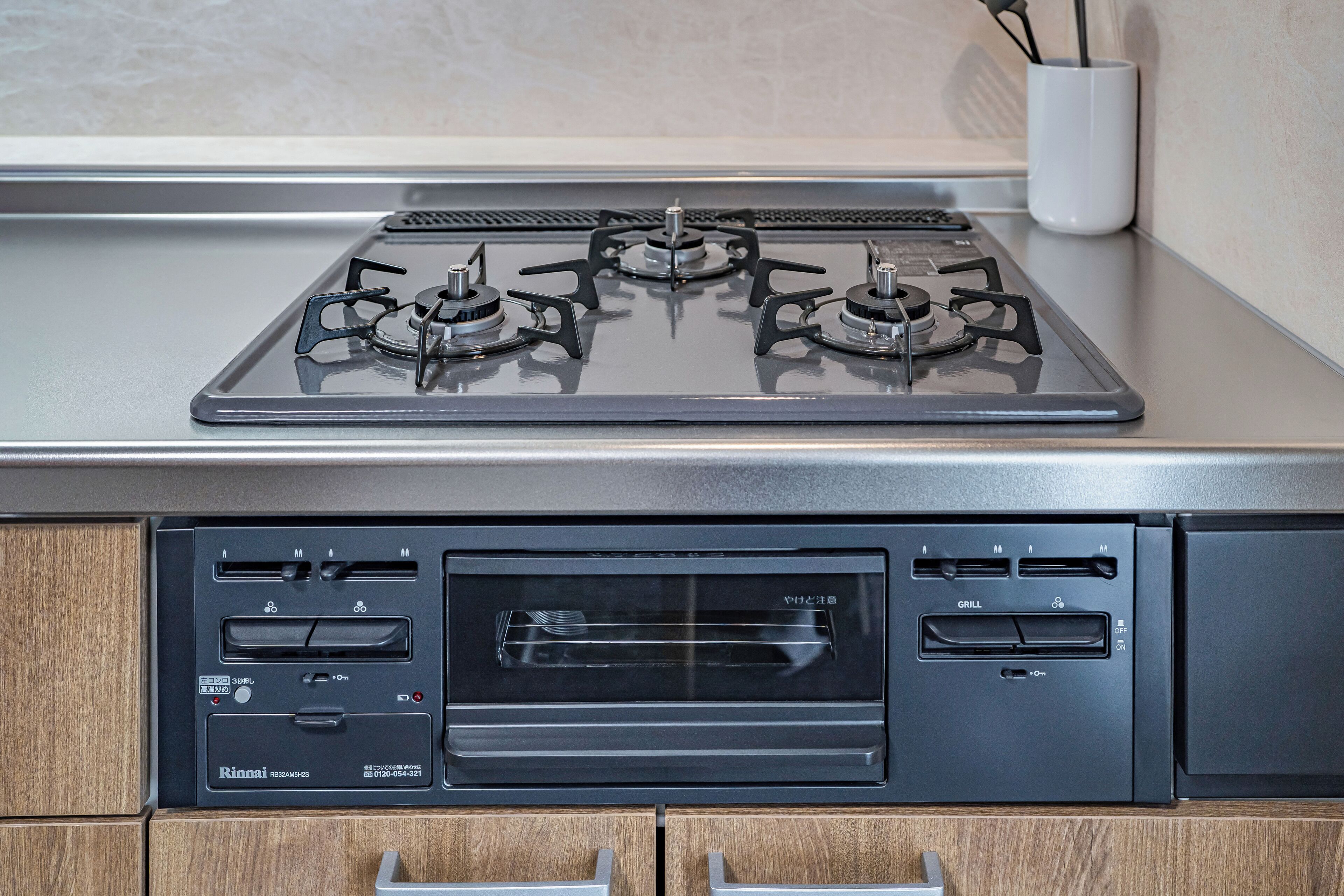 Une cuisine équipée d’une cuisinière à gaz et d’un four.