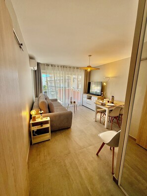 Smart TV - Apartment with breathtaking sea views. Almost a foot in the water (Cavalaire-sur-Mer)