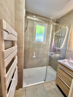 Douche, séchoir à cheveux