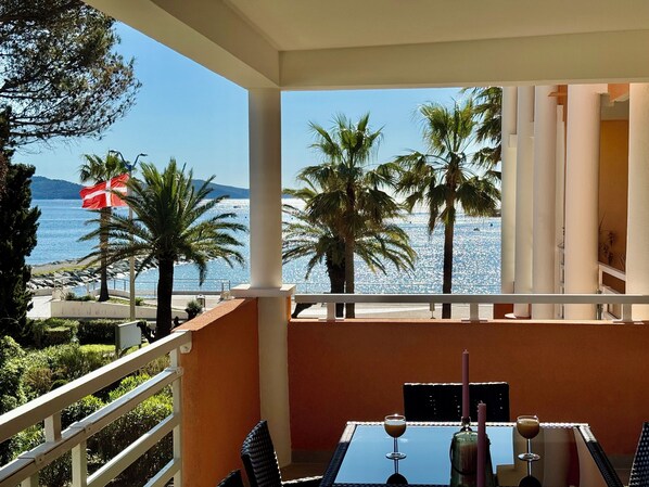 Outdoor dining - Apartment with breathtaking sea views. Almost a foot in the water (Cavalaire-sur-Mer)