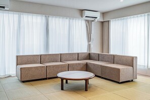 Suite, non-fumeurs, balcon | Wi-Fi gratuit