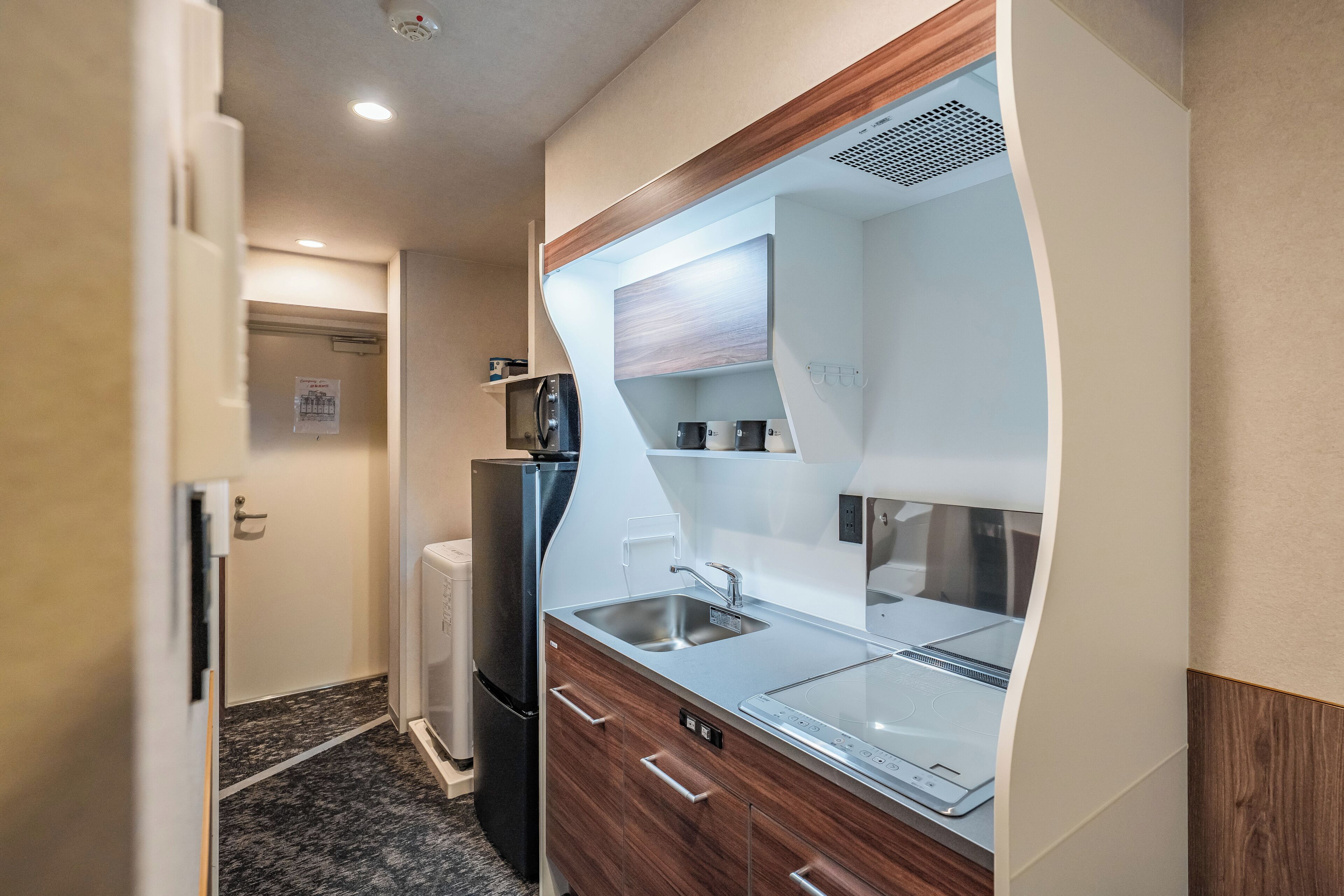 Jääkaappi, mikroaaltouuni, liesi, keittoastiat/astiat/ruokailuvälineet