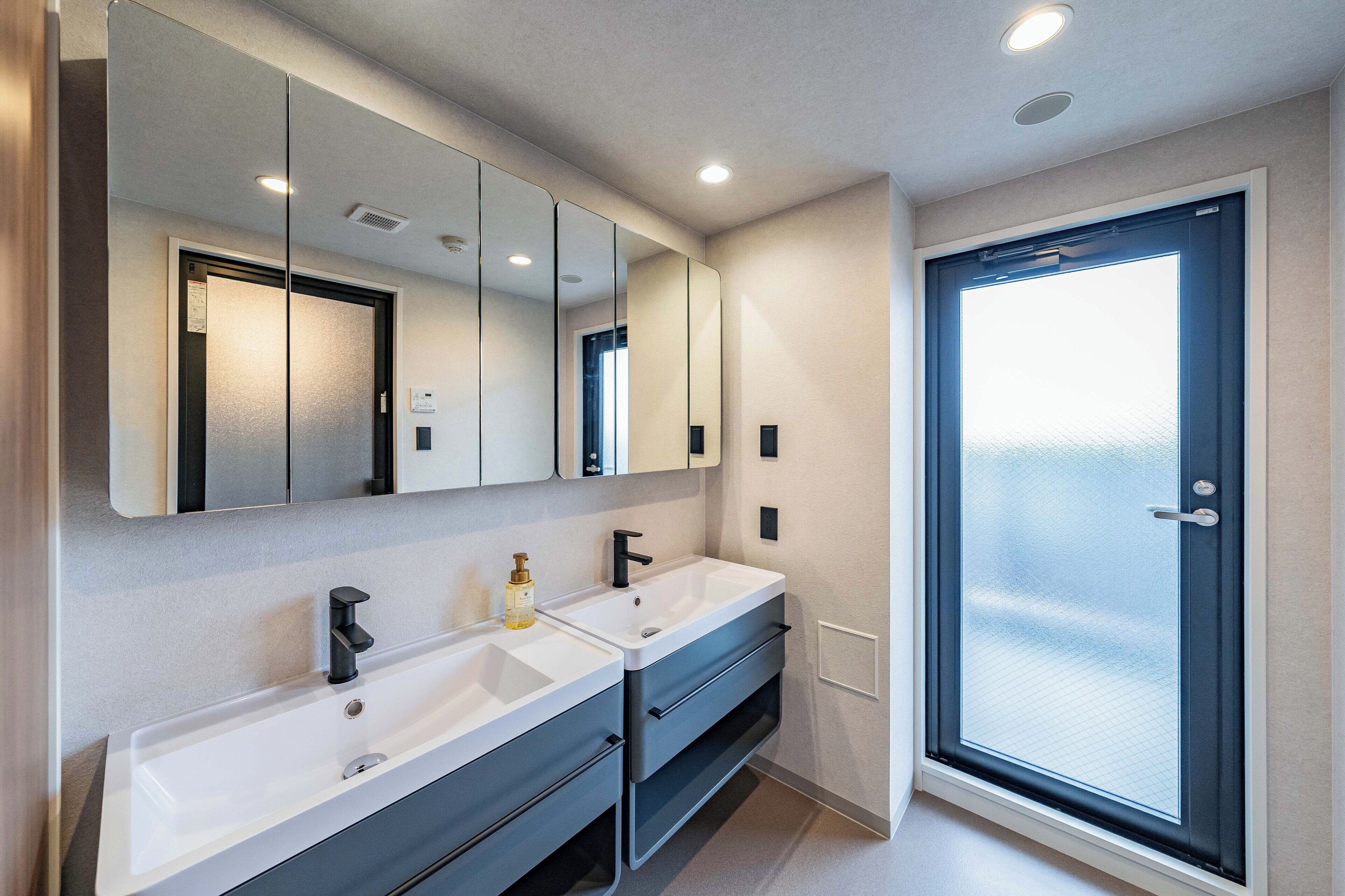 Suite, Non Smoking, Balcony | Bathroom | Shower, hair dryer, towels, shampoo