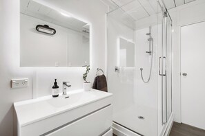 Douche, sèche-cheveux, serviettes fournies, savon