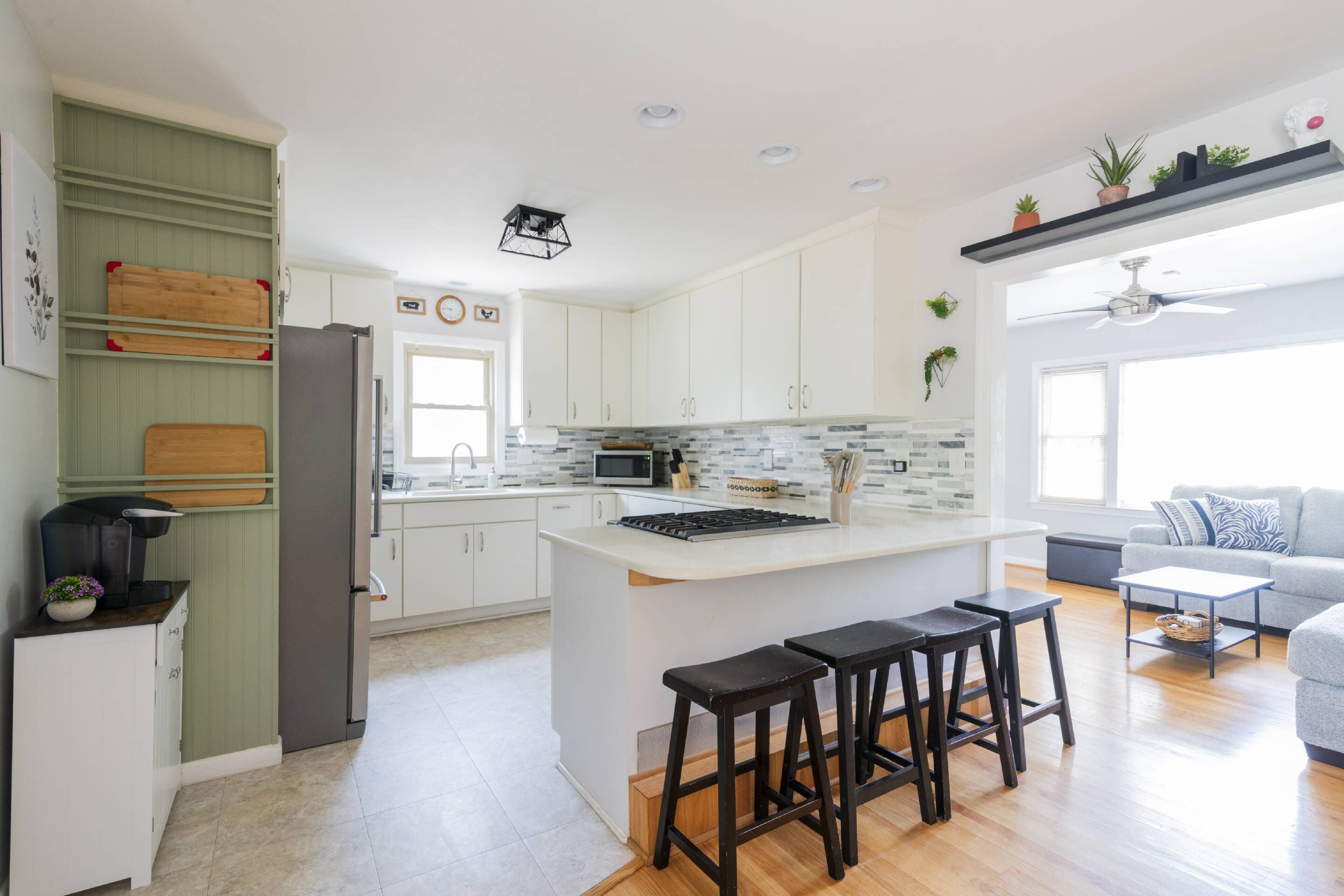 Kjøleskap, mikrobølgeovn, ovn og kokeplater