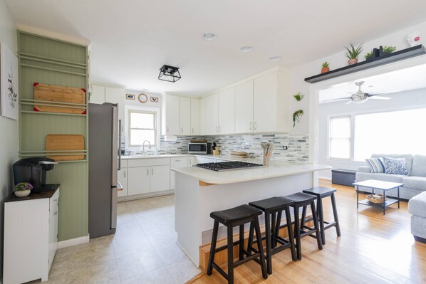 Réfrigérateur, micro-ondes, four, plaque de cuisson