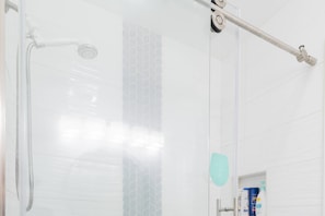Dusche, Haartrockner, Handtücher, Shampoo