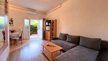 Căn hộ (Two Bedroom Apartments (A3)) | Phòng khách | TV màn hình phẳng 32-inch có truyền hình vệ tinh