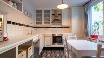 Een koelkast, een microgolfoven, een oven, een vaatwasser