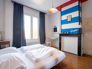 5 quartos, escrivaninha, acesso à internet