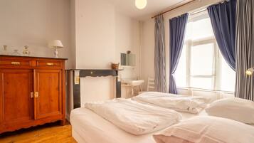 5 bedrooms, desk, internet