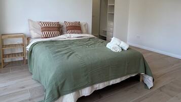 4 bedrooms, iron/ironing board, WiFi, bed sheets