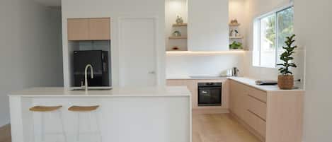 Micro-ondes, four, plaque de cuisson, lave-vaisselle