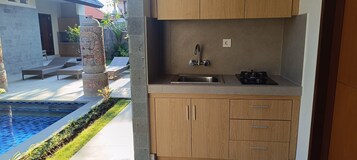 Frigobar, utensilios de cocina