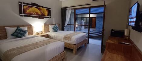 Caja de seguridad en la habitación, escritorio y cortinas blackout