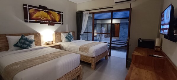 Chambre Deluxe avec lits jumeaux, balcon, vue piscine | Coffres-forts dans les chambres, bureau, rideaux occultants