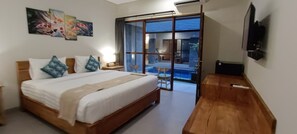 Chambre Double Deluxe, balcon, vue piscine | Coffres-forts dans les chambres, bureau, rideaux occultants