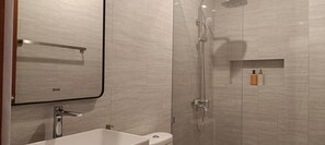 Een douche, een regendouche, gratis toiletartikelen, handdoeken