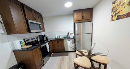 2-bedroom Guest Suite in SW Calgary with WiFi