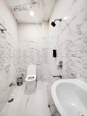 Kamar Double Deluks, beberapa kamar, pemandangan kota | Kamar mandi | Shower, pancuran hujan, handuk, dan sabun
