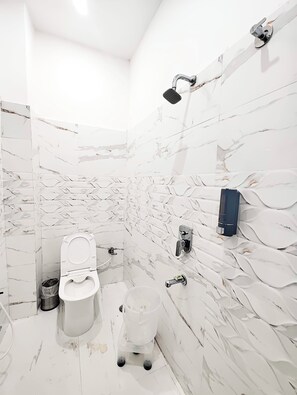Shower, rainfall showerhead, towels, soap - Hotel Ganges Place Varanasi with free AC (Varanasi)