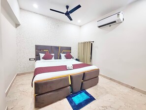 Free WiFi, bed sheets - Hotel Ganges Place Varanasi with free AC (Varanasi)