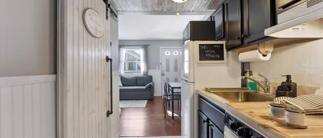 Réfrigérateur, four, cafetière/bouilloire, blender