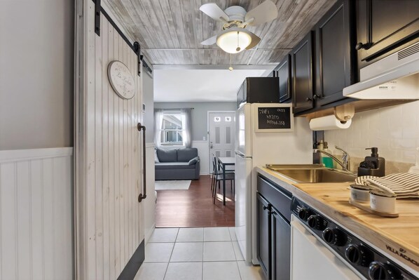 Réfrigérateur, four, cafetière/bouilloire, blender