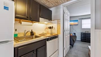 Fridge, oven, coffee/tea maker, blender