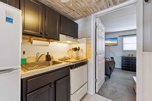 Réfrigérateur, four, cafetière/bouilloire, blender