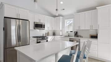 Refrigerador, horno, lavavajillas y cafetera y tetera