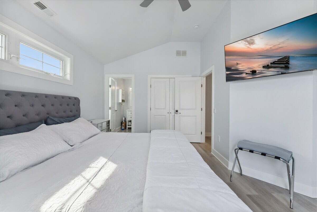 Modern 4 Bedroom Condo With A Heated Pool - New Jersey