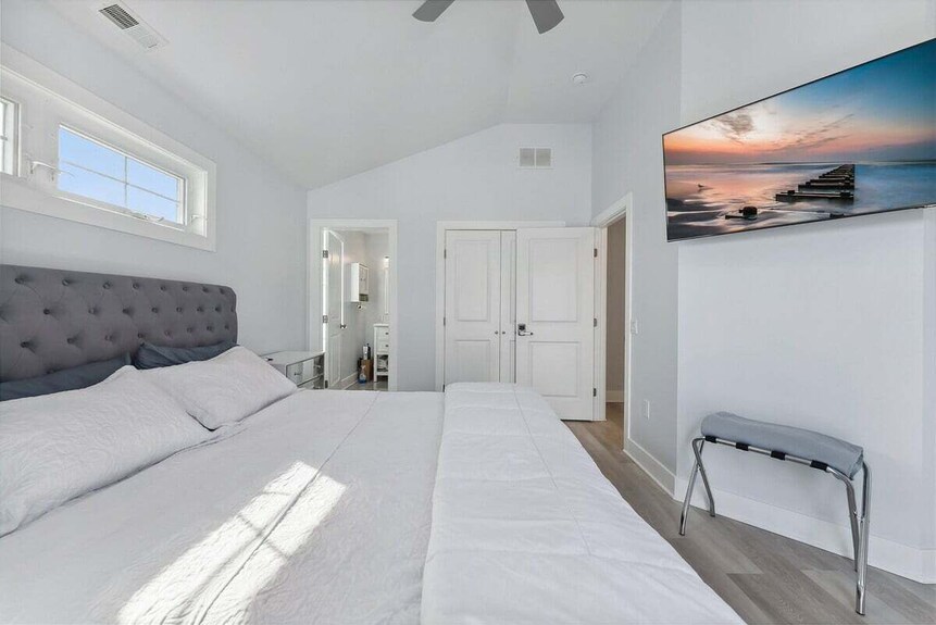 Modern 4 Bedroom Condo With A Heated Pool - New Jersey