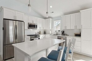 Frigorífico, horno, lavavajillas y cafetera o tetera