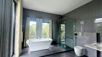 Articles de toilette gratuits, sĂšche-cheveux, chaussons