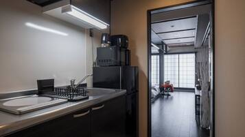 Apartemen Mewah, Bebas Asap Rokok (Ninja Suite 95D) | Dapur pribadi | Lemari es besar, microwave, kompor, dan ketel listrik