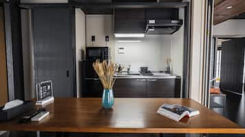 Apartamento de lujo, no fumadores (Ninja Suite 95D) | Zona de estar | Televisión de pantalla plana de 40 pulgadas con canales digitales