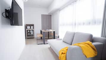 Apartamento Confort, no fumadores (50D) | Zona de estar | Televisión de pantalla plana de 40 pulgadas con canales digitales