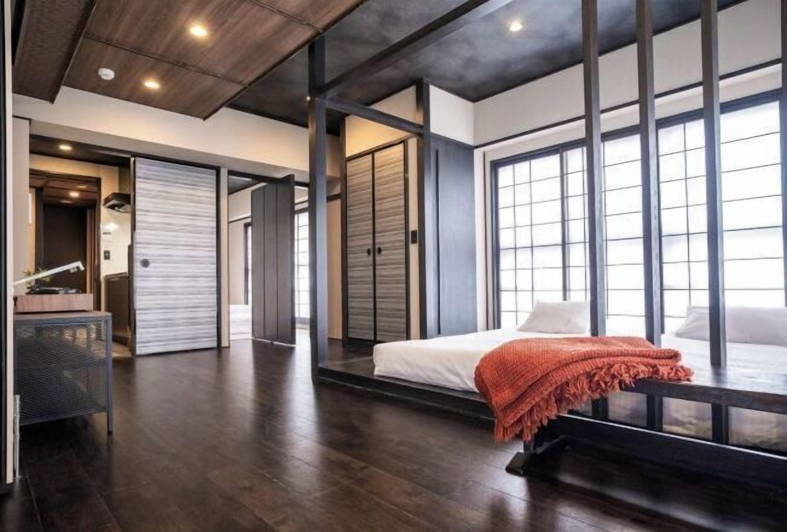 1 soverom, blendingsgardiner, lydisolert og strykejern/-brett