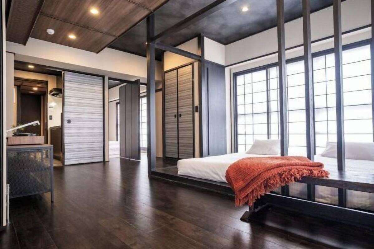 Un dormitorio moderno con una cama, una ventana y vistas al exterior.
