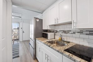 Fridge, coffee/tea maker, blender