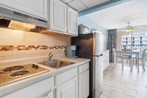 Fridge, coffee/tea maker, blender