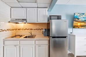 Fridge, coffee/tea maker, blender